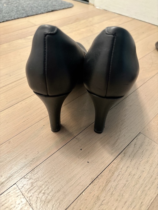 Clarks Black Rounded-Toe Pumps - Picture 2 of 3